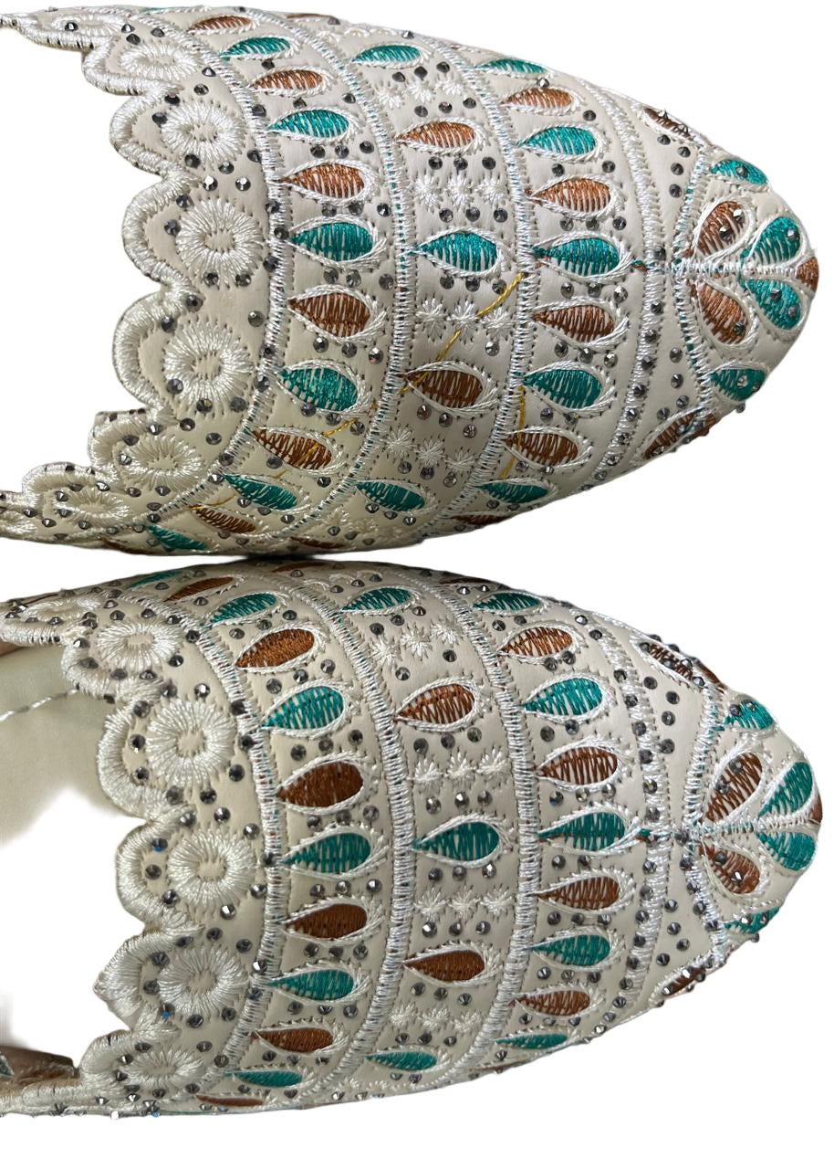 Women’s Cream Embroidered Slip-On Flats – Ethnic Jutti Style