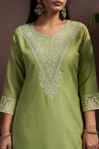 Women's Green Embroidered Cotton Blend Straight Kurta Set