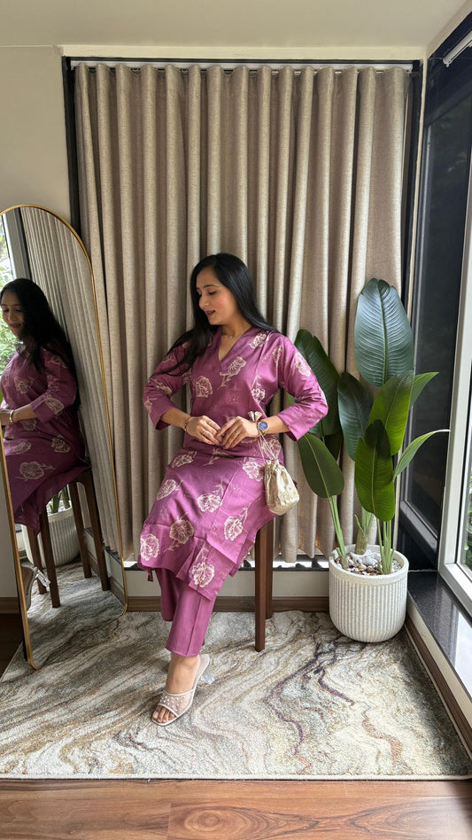 Vertical Silk Print Mauve Kurta Set with Straight Pants