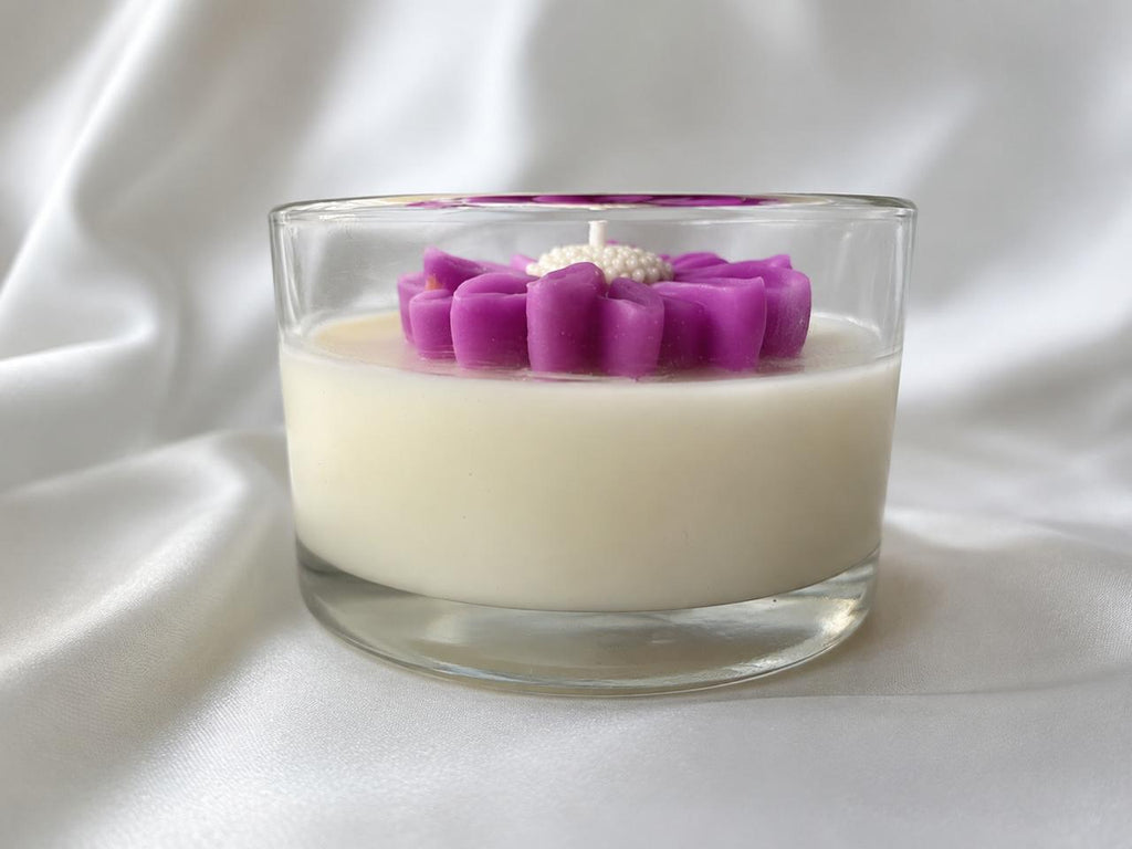 Twyla Daisy Bloom Scented Soy Wax Candle | Velvet Rose Fragrance